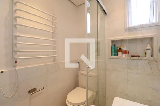 Comprar apartamento mobiliado na Pompeia com 2 quartos, varanda e pets permitidos. — Banheiro da Suíte
