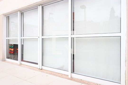Comprar apartamento mobiliado na Pompeia com 2 quartos, varanda e pets permitidos. — Academia