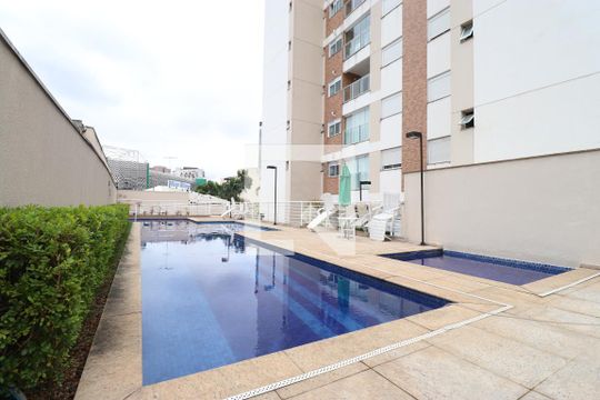 Comprar apartamento mobiliado na Pompeia com 2 quartos, varanda e pets permitidos. — Área comum - Piscina