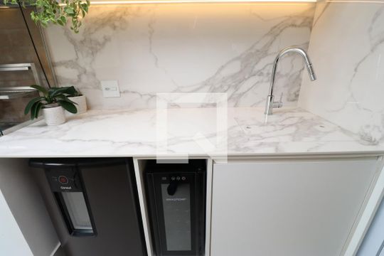 Comprar apartamento mobiliado na Pompeia com 2 quartos, varanda e pets permitidos. — Churrasqueira