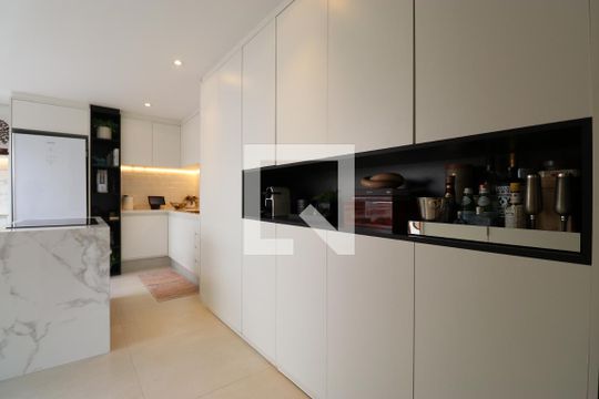 Comprar apartamento mobiliado na Pompeia com 2 quartos, varanda e pets permitidos. — Cozinha