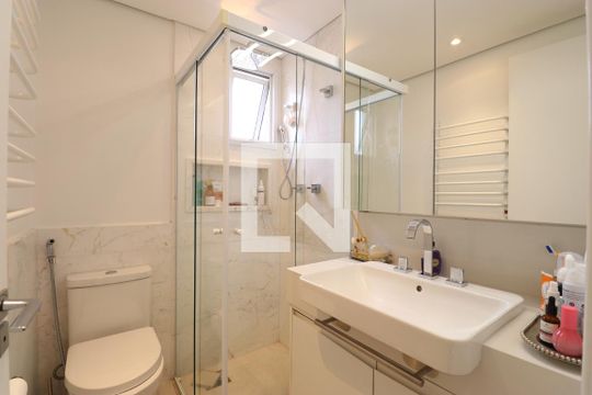 Comprar apartamento mobiliado na Pompeia com 2 quartos, varanda e pets permitidos. — Banheiro da Suíte