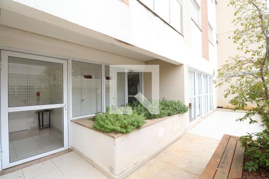 Comprar apartamento mobiliado na Pompeia com 2 quartos, varanda e pets permitidos. — Spa