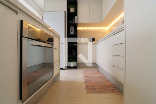 Comprar apartamento mobiliado na Pompeia com 2 quartos, varanda e pets permitidos. — Cozinha