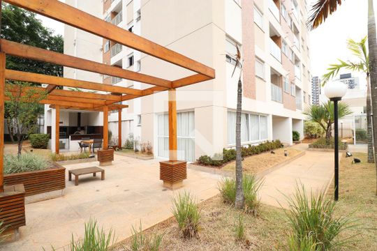 Comprar apartamento mobiliado na Pompeia com 2 quartos, varanda e pets permitidos. — Área comum