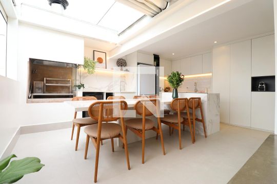 Comprar apartamento mobiliado na Pompeia com 2 quartos, varanda e pets permitidos. — Varanda gourmet