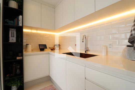 Comprar apartamento mobiliado na Pompeia com 2 quartos, varanda e pets permitidos. — Cozinha