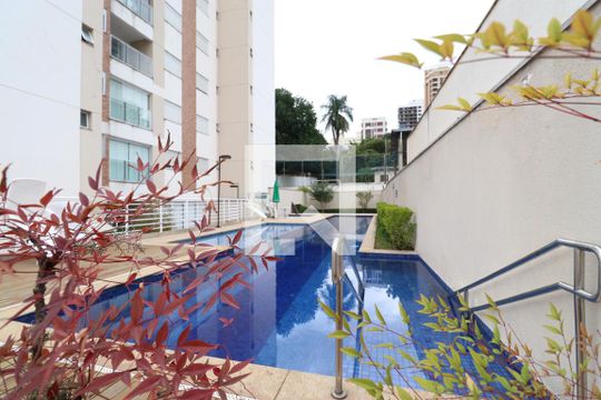 Comprar apartamento mobiliado na Pompeia com 2 quartos, varanda e pets permitidos. — Área comum - Piscina
