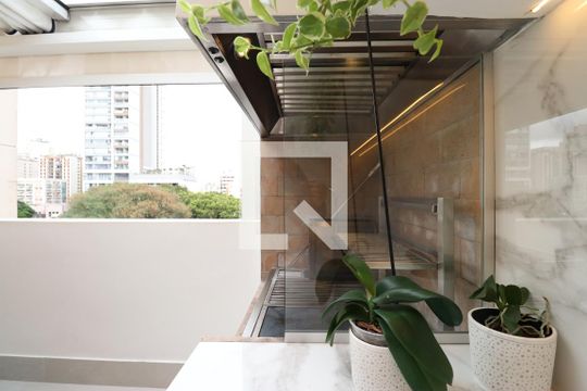 Comprar apartamento mobiliado na Pompeia com 2 quartos, varanda e pets permitidos. — Churrasqueira