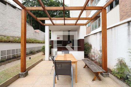 Comprar apartamento mobiliado na Pompeia com 2 quartos, varanda e pets permitidos. — Área comum