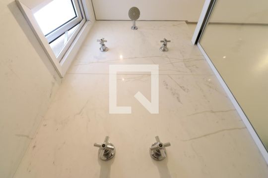Comprar apartamento mobiliado na Pompeia com 2 quartos, varanda e pets permitidos. — Detalhe do banheiro 2