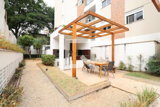 Comprar apartamento mobiliado na Pompeia com 2 quartos, varanda e pets permitidos. — Área comum - Churrasqueira