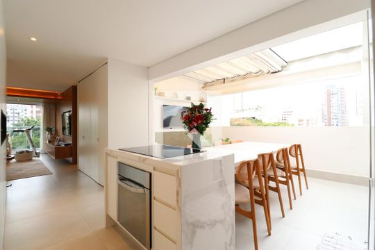 Comprar apartamento mobiliado na Pompeia com 2 quartos, varanda e pets permitidos. — Varanda gourmet