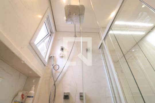 Comprar apartamento mobiliado na Pompeia com 2 quartos, varanda e pets permitidos. — Banheiro da Suíte