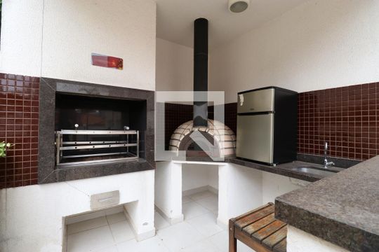 Comprar apartamento mobiliado na Pompeia com 2 quartos, varanda e pets permitidos. — Área comum - Churrasqueira