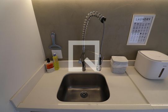 Comprar apartamento mobiliado na Pompeia com 2 quartos, varanda e pets permitidos. — Área de Serviço