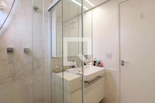 Comprar apartamento mobiliado na Pompeia com 2 quartos, varanda e pets permitidos. — Banheiro da Suíte