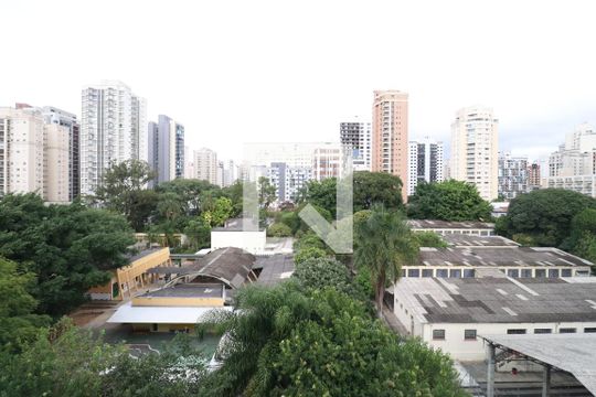 Comprar apartamento mobiliado na Pompeia com 2 quartos, varanda e pets permitidos. — Varanda