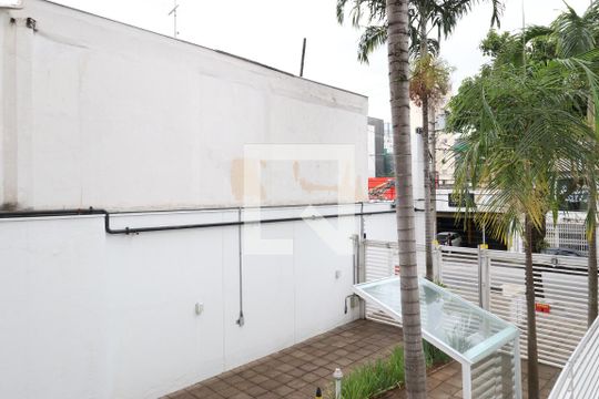 Comprar apartamento mobiliado na Pompeia com 2 quartos, varanda e pets permitidos. — Garagem