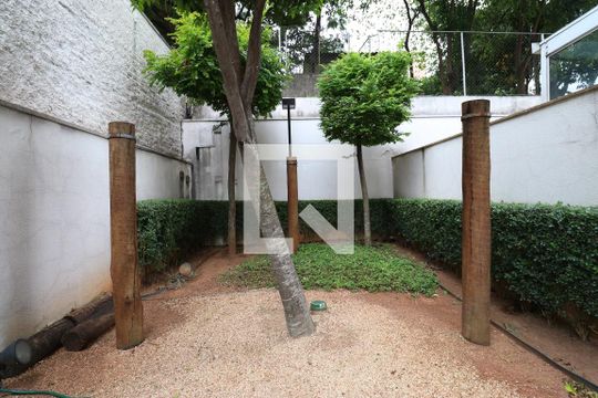 Comprar apartamento mobiliado na Pompeia com 2 quartos, varanda e pets permitidos. — Área comum
