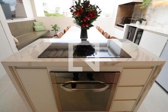 Comprar apartamento mobiliado na Pompeia com 2 quartos, varanda e pets permitidos. — Cozinha