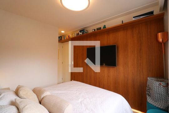 Comprar apartamento mobiliado na Pompeia com 2 quartos, varanda e pets permitidos. — Quarto Suíte