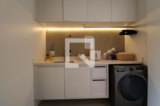 Comprar apartamento mobiliado na Pompeia com 2 quartos, varanda e pets permitidos. — Área de Serviço
