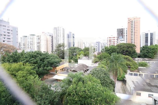 Comprar apartamento mobiliado na Pompeia com 2 quartos, varanda e pets permitidos. — Vista da Suíte