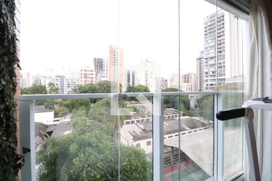 Comprar apartamento mobiliado na Pompeia com 2 quartos, varanda e pets permitidos. — Varanda