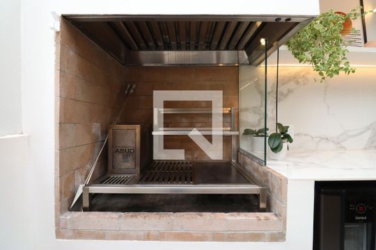 Comprar apartamento mobiliado na Pompeia com 2 quartos, varanda e pets permitidos. — Churrasqueira