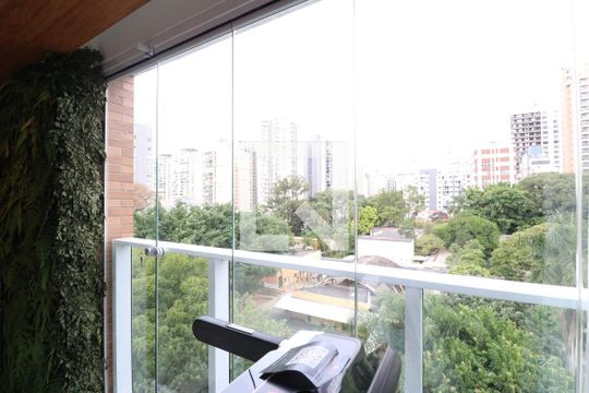 Comprar apartamento mobiliado na Pompeia com 2 quartos, varanda e pets permitidos. — Varanda