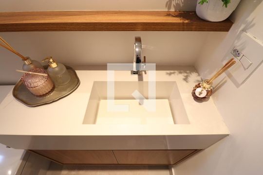 Comprar apartamento mobiliado na Pompeia com 2 quartos, varanda e pets permitidos. — Banheiro 2