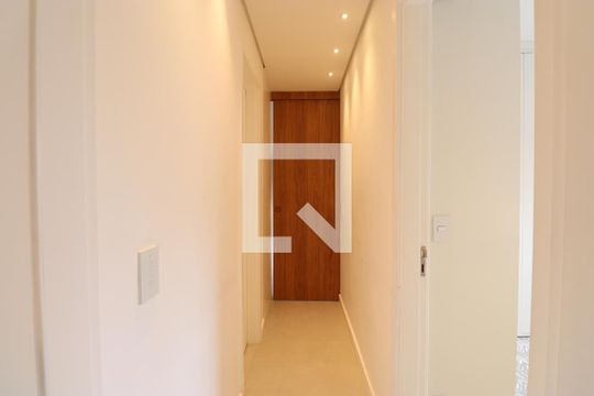 Comprar apartamento mobiliado na Pompeia com 2 quartos, varanda e pets permitidos. — Corredor