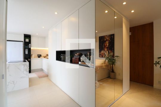 Comprar apartamento mobiliado na Pompeia com 2 quartos, varanda e pets permitidos. — Sala/Cozinha