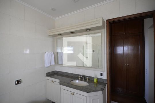 Apartamento com 5 quartos e academia no condomínio, ideal para comprar. — Banheiro