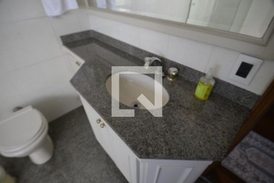 Apartamento com 5 quartos e academia no condomínio, ideal para comprar. — Banheiro
