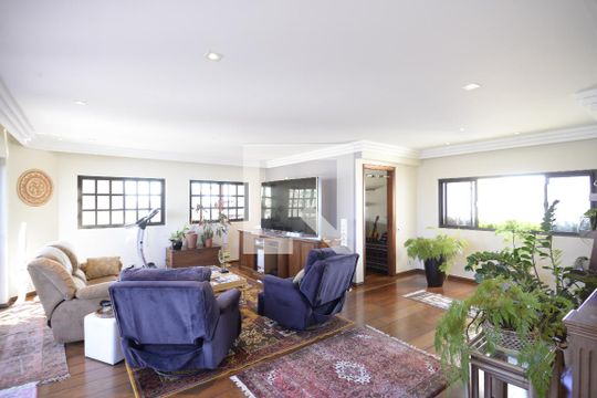 Apartamento com 5 quartos e academia no condomínio, ideal para comprar. — Sala