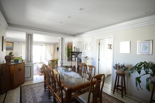 Apartamento com 5 quartos e academia no condomínio, ideal para comprar. — Sala
