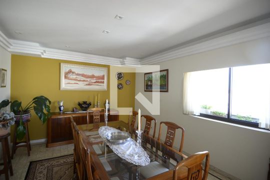 Apartamento com 5 quartos e academia no condomínio, ideal para comprar. — Sala