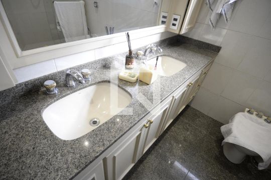 Apartamento com 5 quartos e academia no condomínio, ideal para comprar. — Banheiro 