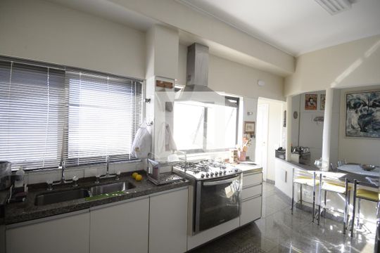 Apartamento com 5 quartos e academia no condomínio, ideal para comprar. — Cozinha