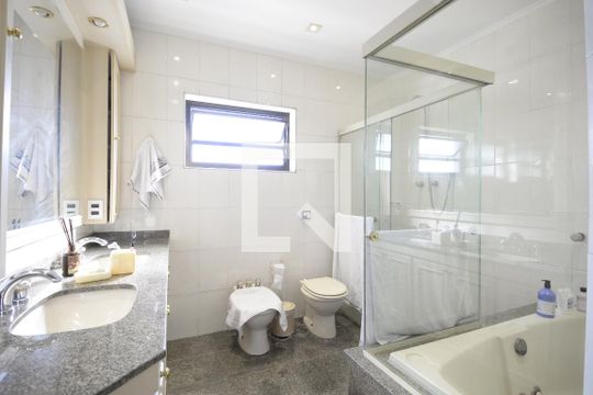Apartamento com 5 quartos e academia no condomínio, ideal para comprar. — Banheiro 