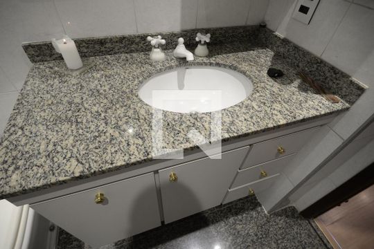 Apartamento com 5 quartos e academia no condomínio, ideal para comprar. — Banheiro