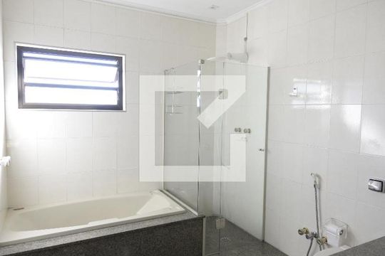 Apartamento com 5 quartos e academia no condomínio, ideal para comprar. — Banheiro