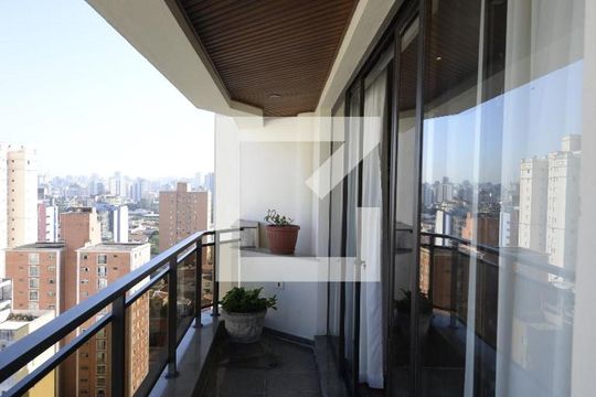 Apartamento com 5 quartos e academia no condomínio, ideal para comprar. — Varanda