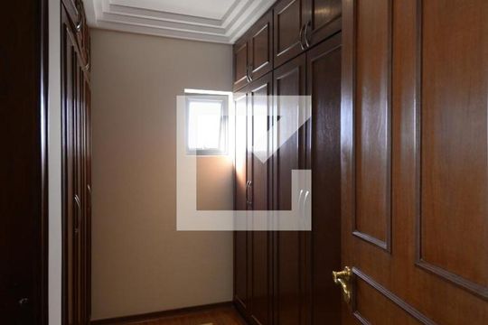 Apartamento com 5 quartos e academia no condomínio, ideal para comprar. — Closet