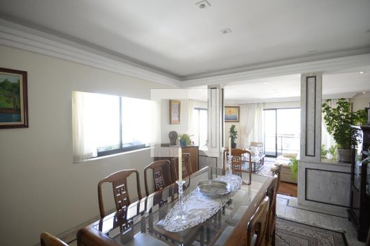 Apartamento com 5 quartos e academia no condomínio, ideal para comprar. — Sala
