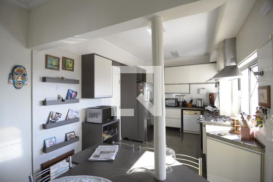 Apartamento com 5 quartos e academia no condomínio, ideal para comprar. — Sala