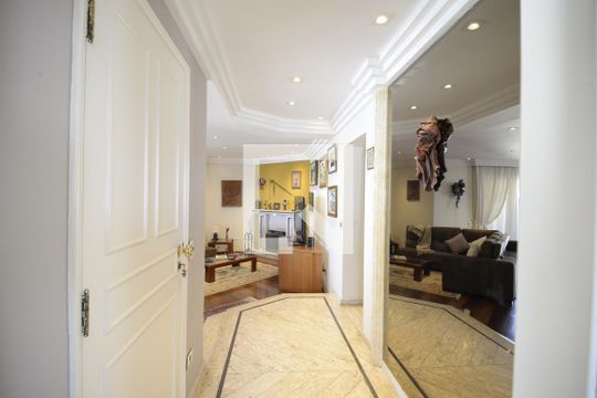 Apartamento com 5 quartos e academia no condomínio, ideal para comprar. — Entrada