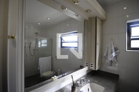 Apartamento com 5 quartos e academia no condomínio, ideal para comprar. — Banheiro 